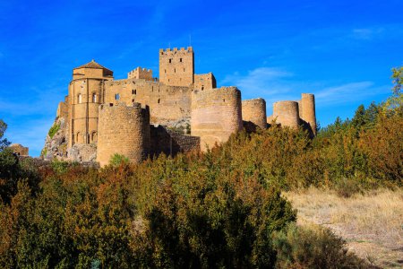 Téléchargez les photos : Au lever du soleil. Le château de Loarre est une forteresse espagnole de la province d'Aragon. Voyage d'automne en Espagne. La structure défensive espagnole a été construite il y a mille ans. - en image libre de droit