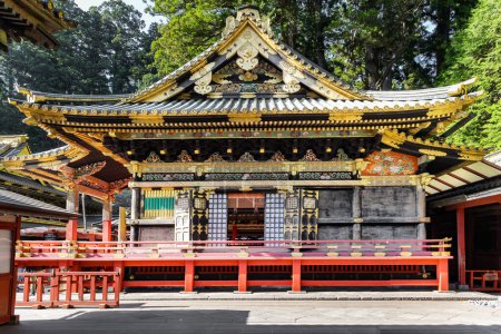 Foto de Japón.El templo y santuario de Nikko Tosho-gu está dedicado al shogun Tokugawa Ieyasu. Edificio complejo construido en 1617. Magnífico templo ornamentado con techo dorado - Imagen libre de derechos