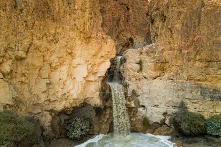 Foto de Inesperada cascada poderosa en el desierto de Judea alrededor del Mar Muerto después de fuertes lluvias de invierno. Este es uno de los desiertos más famosos del mundo. Disparando desde un dron. - Imagen libre de derechos
