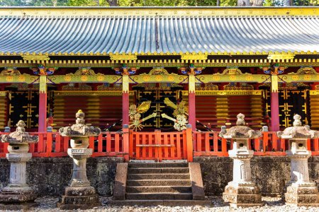 Foto de Las filas pares de esculturas de piedra - linternas. Nikko Tosho-gu es un santuario sintoísta en Nikko. Adornado espléndido templo. Tesoro Nacional de Japón. - Imagen libre de derechos