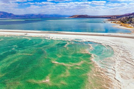 Foto de El Mar Muerto es considerado uno de los cuerpos de agua más misteriosos del planeta. Resort para la relajación y el tratamiento. Filmación de drones. - Imagen libre de derechos