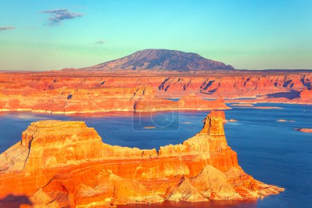  USA. Lake Powell ist ein Stausee am Colorado River. Bundesstaaten Utah und Arizona. Riesiger See zwischen den Klippen aus rotem Sandstein. Die Küste ist von engen Schluchten durchzogen. Die Fotos stammen aus dem Flugzeug.