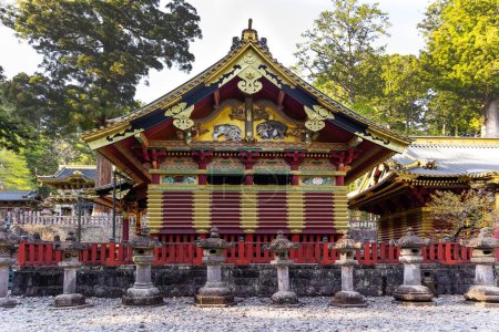 Magnifique temple décoré. Trésor national du Japon. Les rangées paires de sculptures en pierre - lanternes. Nikko Tosho-gu est un sanctuaire shinto à Nikko.