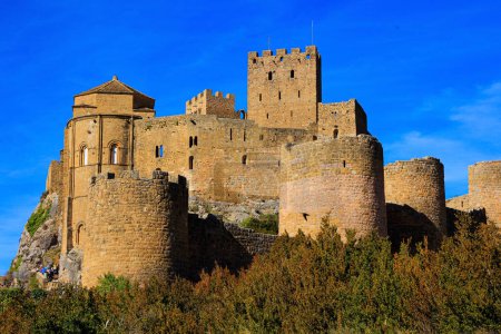 El Castillo de Loarre es una fortaleza española en la provincia de Aragón. Viaje de otoño a España. La estructura defensiva española fue construida hace mil años. Amanecer.