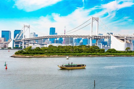 Téléchargez les photos : L'île d'Odaiba est reliée par le pont Rainbow au centre de Tokyo. Le Japon. Des tramways longent la mer. Odaiba est une grande île artificielle dans la baie de Tokyo. - en image libre de droit