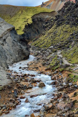 Téléchargez les photos : Landmannalaugar. Montagnes et ruisseaux de rhyolite changeant leur cours. Islande incroyable - rêve pour les photographes et les touristes - en image libre de droit