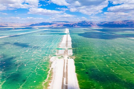 Das Tote Meer. Das verdunstete Salz wird auf dem Wasser gesammelt. Wolkenschatten spiegeln sich im Wasser wider. Resort für Entspannung und Behandlung. Israel. Drohnenfilme.