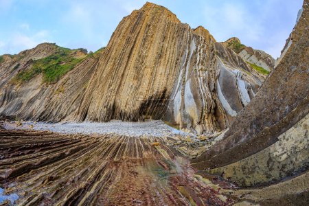 Flysch - paisaje único de rocas submarinas expuestas a la marea baja. Costa del Golfo de Vizcaya, Atlántico. Increíblemente extraños acantilados costeros. Playa Zumaya. País Vasco - Itsurun. 