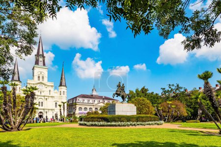 Foto de NEW ORLEANS, EE.UU., 16 de septiembre de 2023: Magnífica Nueva Orleans. Impresionante catedral católica. Monumento a Andrew Jackson, el séptimo presidente de los Estados Unidos. - Imagen libre de derechos
