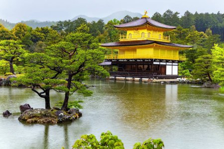 Téléchargez les photos : Kinkaku-ji, le pavillon d'or est l'un des temples du complexe Rokuon-ji, Deer Garden Temple à Kyoto. Le Japon. L'ensemble du pavillon est recouvert de feuilles d'or pur. Le parc et le lac - en image libre de droit