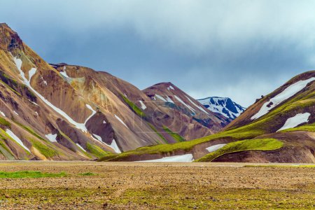 Téléchargez les photos : Landmannalaugar. Des montagnes de rhyolite, des coulées de lave solidifiées et des ruisseaux qui changent leur cours. Voyage vers l'Islande exotique. - en image libre de droit