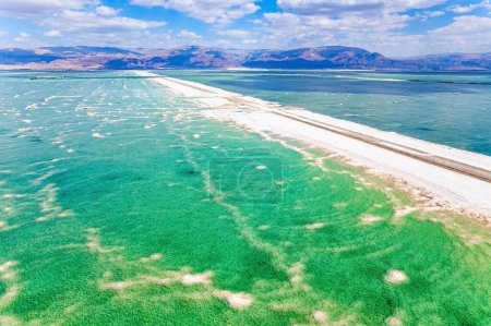 Resort für Entspannung und Behandlung. Das Tote Meer gilt als eines der mysteriösesten Gewässer des Planeten. Wolkenschatten spiegeln sich im Wasser wider. Drohnenfilme. 