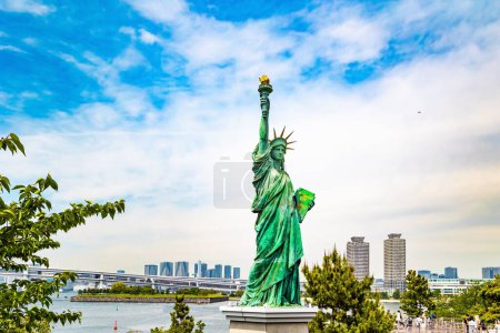 Téléchargez les photos : ÎLE D'ODAIBA, JAPON, LE 03 MAI 2023 : Statue de la Liberté à Tokyo. Odaiba est une grande île artificielle dans la baie de Tokyo. remblai pittoresque sur l'île. - en image libre de droit