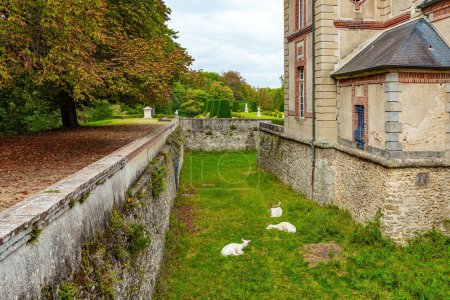 Téléchargez les photos : Château de la noble famille de Breteuil. Beau parc bien entretenu entoure l'ancien château de Breteuil. France - en image libre de droit