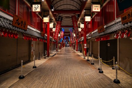 Téléchargez les photos : TOKYO, JAPON - 23 AVRIL 2023 : L'ancienne rue commerçante Nakamise-dori mène au temple depuis la porte de Kaminarimon. Senso-ji ou Asakusadera est le plus ancien temple bouddhiste - en image libre de droit