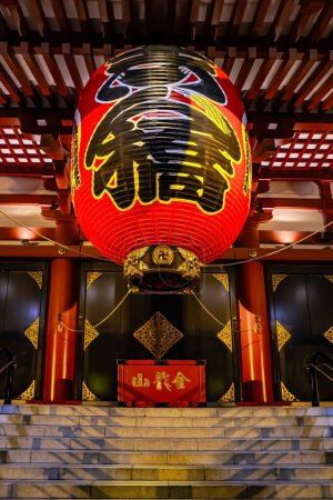 Téléchargez les photos : Senso-ji ou Asakusadera - "temple d'herbe jeune sur la montagne du dragon d'or". Le complexe du temple est magnifiquement éclairé contre le ciel nocturne. Voyage au Japon - en image libre de droit