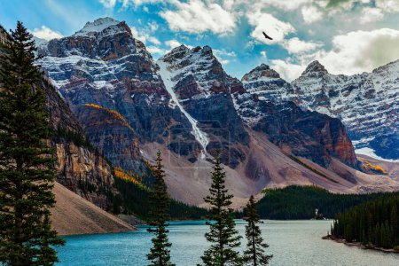 Lago Moraine. Banff Park, Alberta, Canadá. El lago de montaña más hermoso, una de las maravillas naturales del mundo. Lago de origen glacial. 