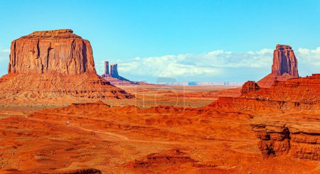 Merrick Butte y Mitchell Mesa. Monument Valley. Estados Unidos. Reservas Indígenas Navajo. La meseta de Colorado se compone de pintoresca arenisca de color rojo brillante.
