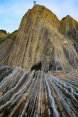 Paisaje mágico único. Costa del Golfo de Vizcaya, Atlántico. La costa aquí está definida por una formación geológica llamada Flysch. La inusual playa del País Vasco - Itsurun