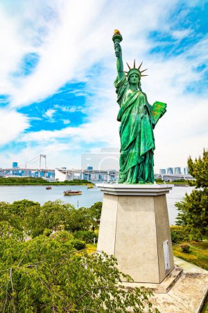 Téléchargez les photos : La Statue de la Liberté de Tokyo est le symbole de l'avenir brillant du Japon. Embankment sur l'île d'Odaiba. Le Japon. L'île est reliée par le pont Rainbow au Tokyo. - en image libre de droit