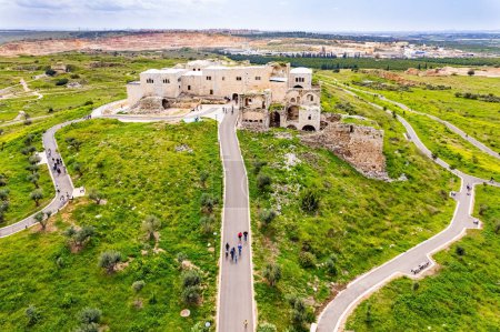 Téléchargez les photos : Israël. Ruines pittoresques de la ville antique. Route asphaltée. Filmer depuis un drone. Tel Afek / Antipatrida /, Parc national du Yarkon - en image libre de droit