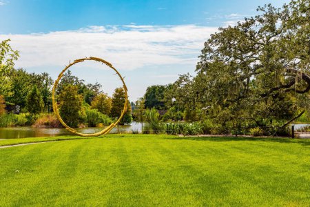 Téléchargez les photos : Grande pelouse verte entourée de chênes. Le magnifique City Park. La Nouvelle-Orléans inoubliable. Beau temps d'automne - en image libre de droit