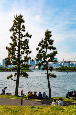 Téléchargez les photos : ODAIBA ISLAND, JAPON, 3 MAI 2023 : Endroit favori pour les promenades des citoyens. L'île est reliée par le Rainbow Bridge au Tokyo. Odaiba est une grande île artificielle dans la baie de Tokyo. - en image libre de droit