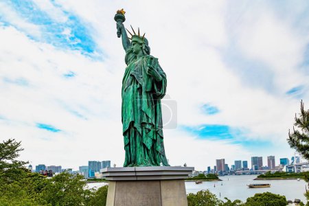 Téléchargez les photos : La Statue de la Liberté de Tokyo est le symbole de l'avenir brillant du Japon. Odaiba est une grande île artificielle dans la baie de Tokyo. Le Japon. L'île est reliée par le pont Rainbow au centre de Tokyo. - en image libre de droit