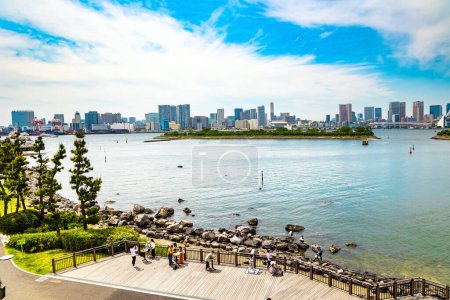 Téléchargez les photos : ÎLE D'ODAIBA, JAPON, LE 03 MAI 2023 : remblai pittoresque sur l'île. Odaiba est une grande île artificielle dans la baie de Tokyo. Endroit favori pour les promenades des citoyens. - en image libre de droit