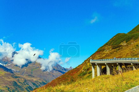 Téléchargez les photos : La célèbre route de montagne Grossglocknerstrasse. Le parc national Hohe Tauern. Les pentes des Alpes autrichiennes sont couvertes de mousse colorée. Superbe journée ensoleillée. - en image libre de droit
