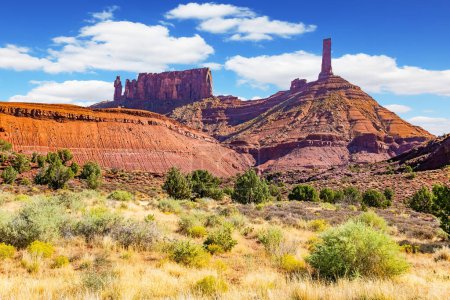 Téléchargez les photos : Dans l'Utah. Superbes collines et rochers. Incroyable montagne pyramidale géante en grès rouge. États-Unis. - en image libre de droit