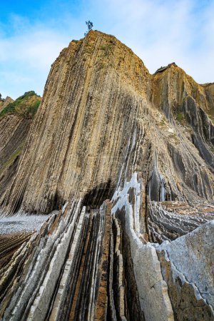 Téléchargez les photos : Playa Zumaya Pays basque. Flysch - paysage unique de roches sous-marines exposées à marée basse. La plage Itsurun. - en image libre de droit