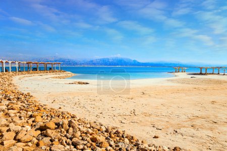 Téléchargez les photos : Lieu de villégiature célèbre en Israël. La mer Morte est un lac endossé et très salé au Moyen-Orient. Le sel évaporé forme de la cristaux sur l'eau. Côte de la mer Morte. - en image libre de droit