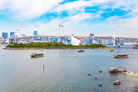 Téléchargez les photos : La baie de Tokyo. L'île d'Odaiba est reliée par le pont Rainbow au centre de Tokyo. Le Japon. Trams de mer courent le long de la mer. - en image libre de droit