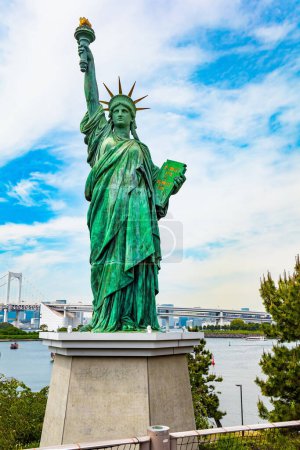 Téléchargez les photos : Embankment sur l'île d'Odaiba. Le Japon. La Statue de la Liberté de Tokyo est le symbole de l'avenir brillant du Japon. L'île est reliée par le pont Rainbow au centre de Tokyo. - en image libre de droit