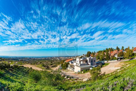 Magnifique ciel au-dessus de Samarie. Décembre chaud en Israël. Nuages de cirrus volant dans le ciel bleu vif