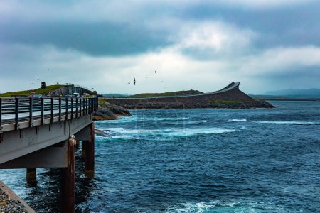 Téléchargez les photos : Atlantic Road : la plus belle route du monde. Norvège. Journée froide et orageuse de juillet. Pont panoramique sur l'océan. Pluie sur le célèbre pont dans la mer glacée. - en image libre de droit