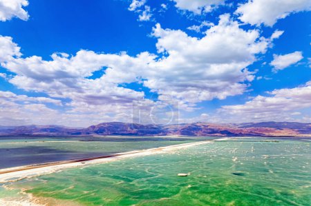 Téléchargez les photos : La mer Morte est considérée comme l'un des plans d'eau les plus mystérieux de la planète. Tournage de drones. Resort pour le traitement et la détente. - en image libre de droit