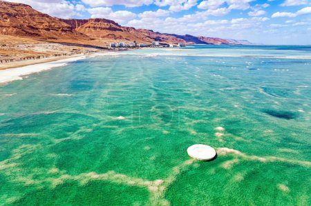Das Tote Meer. Das verdunstete Salz wird auf dem Wasser gesammelt. Resort für Entspannung und Behandlung. Israel. Wolkenschatten spiegeln sich im Wasser wider. Drohnenfilme. 