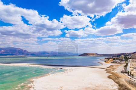 El terraplén. El Mar Muerto es considerado uno de los cuerpos de agua más misteriosos del planeta. Filmación de drones. Resort para el tratamiento y la relajación.