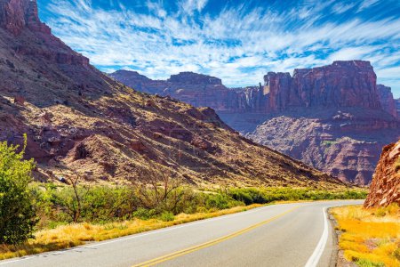 Die grandiosen Landschaften Amerikas. Utah Red Sandstones. Asphaltierte Autobahn zwischen malerischen Hügeln und Felsen von bizarren Formen. Früh morgens an einem schönen Herbsttag. 