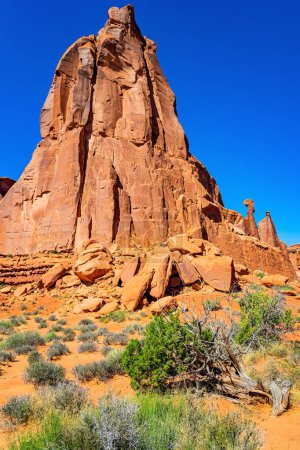Aussichtspunkt Park Avenue. Die riesigen Figuren und Gruppen aus rotbraunem Sandstein sind erstaunlich. Der Park der Bögen. USA. Natürliche Formationen in Form von Bögen und Figuren