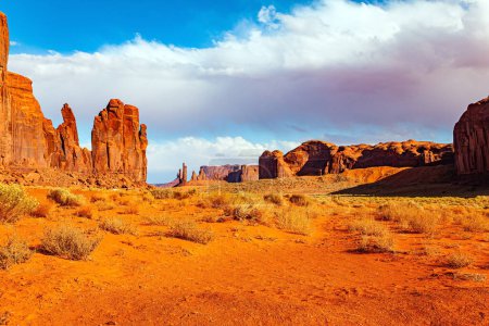 Rocks Three Nuns et Camel Butte. Monument Valley. États-Unis. Réserve indienne Navajo. Le plateau du Colorado est composé de grès rouge vif pittoresque.