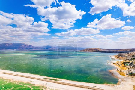 Das Tote Meer. Israel. Wolkenschatten spiegeln sich im Wasser wider. Vogelperspektive. Das verdunstete Salz wird auf dem Wasser gesammelt. Resort für Entspannung und Behandlung.