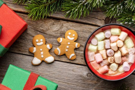 Téléchargez les photos : Biscuits au pain d'épice et une tasse de guimauve. Cadeaux de Noël - en image libre de droit