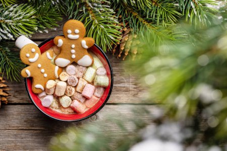 Foto de Galletas de jengibre en una taza con malvavisco. Vacaciones de Navidad con espacio de copia - Imagen libre de derechos
