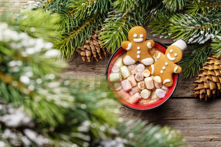 Téléchargez les photos : Biscuits au pain d'épice dans une tasse avec guimauve. Vacances de Noël avec espace de copie - en image libre de droit