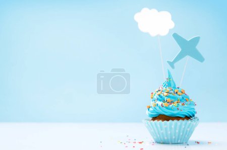Téléchargez les photos : Cupcakes colorés sur fond bleu avec espace de copie - en image libre de droit