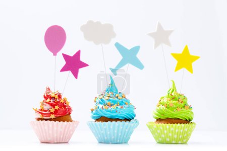 Téléchargez les photos : Cupcakes colorés isolés sur fond blanc - en image libre de droit