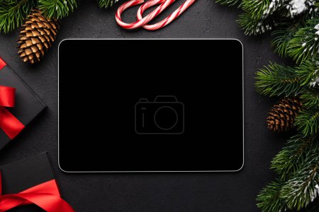 Foto de Tableta con pantalla en blanco, cajas de regalo y decoración navideña. plantilla de pantalla de dispositivo de Navidad - Imagen libre de derechos